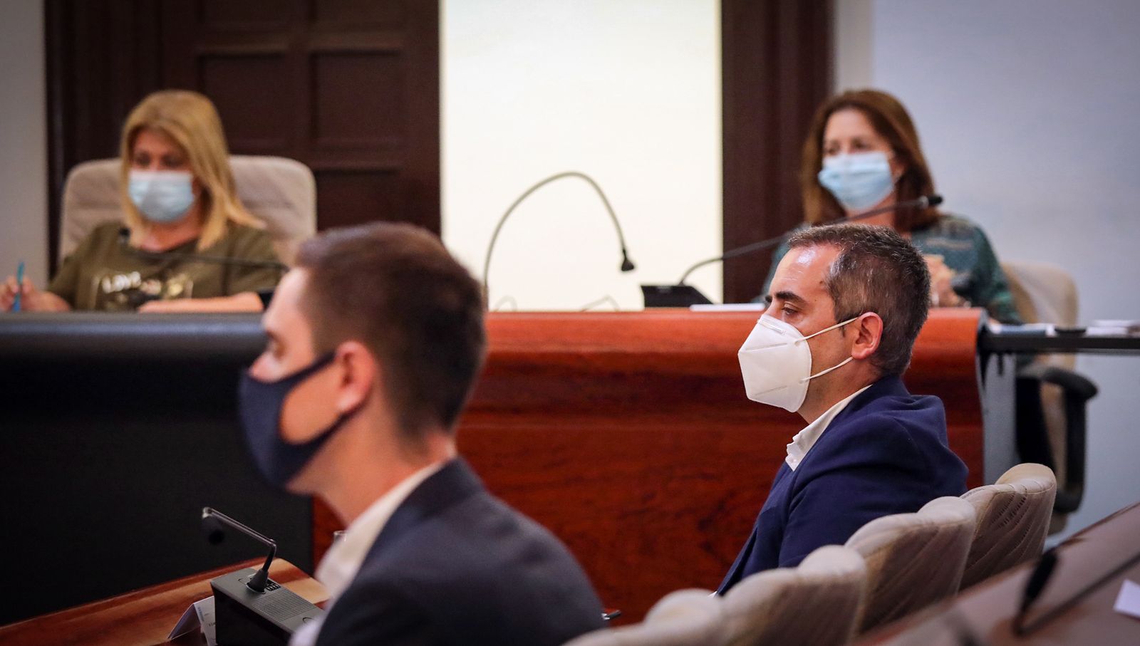 Los ediles del PP, Jaime Espinar y Antonio Saldaña, durante el pleno de junio