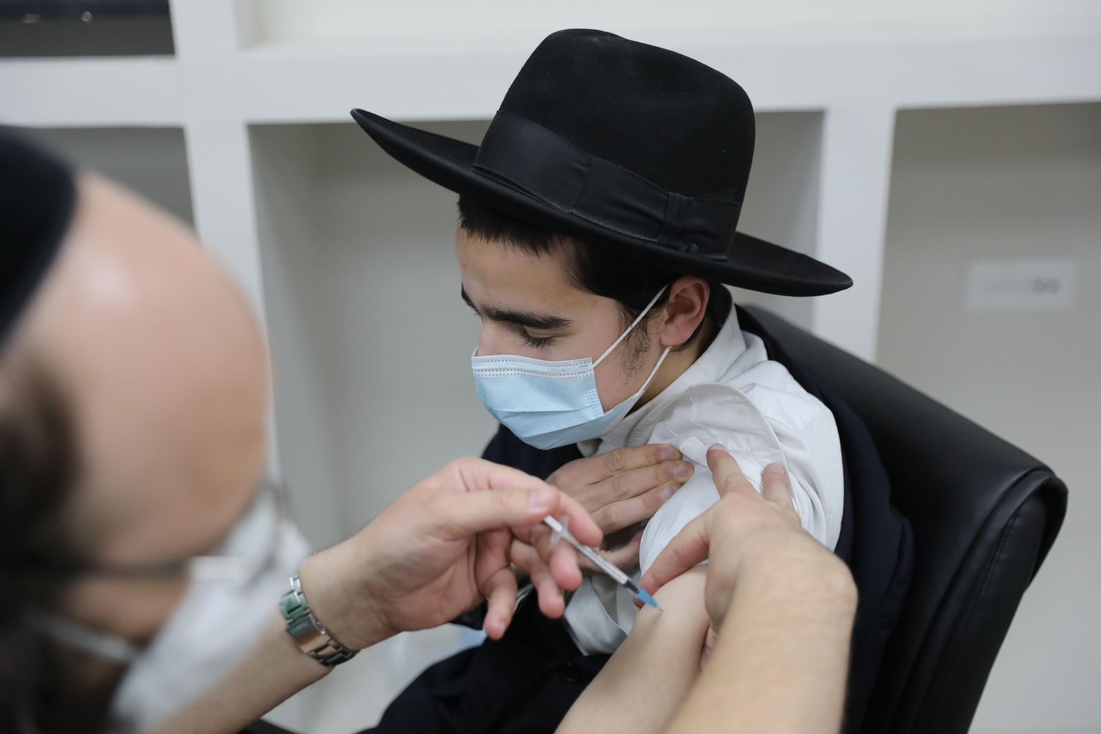 Un judío ultraortodoxo es vacunado contra la Covid-19 en la ciudad israelí ultraortodoxa de Bnei Brak.