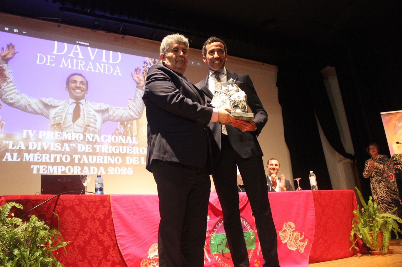 David de Miranda recibe Juan Esteban, presidente La Divisa el Premio Nacional al Mérito Taurino.