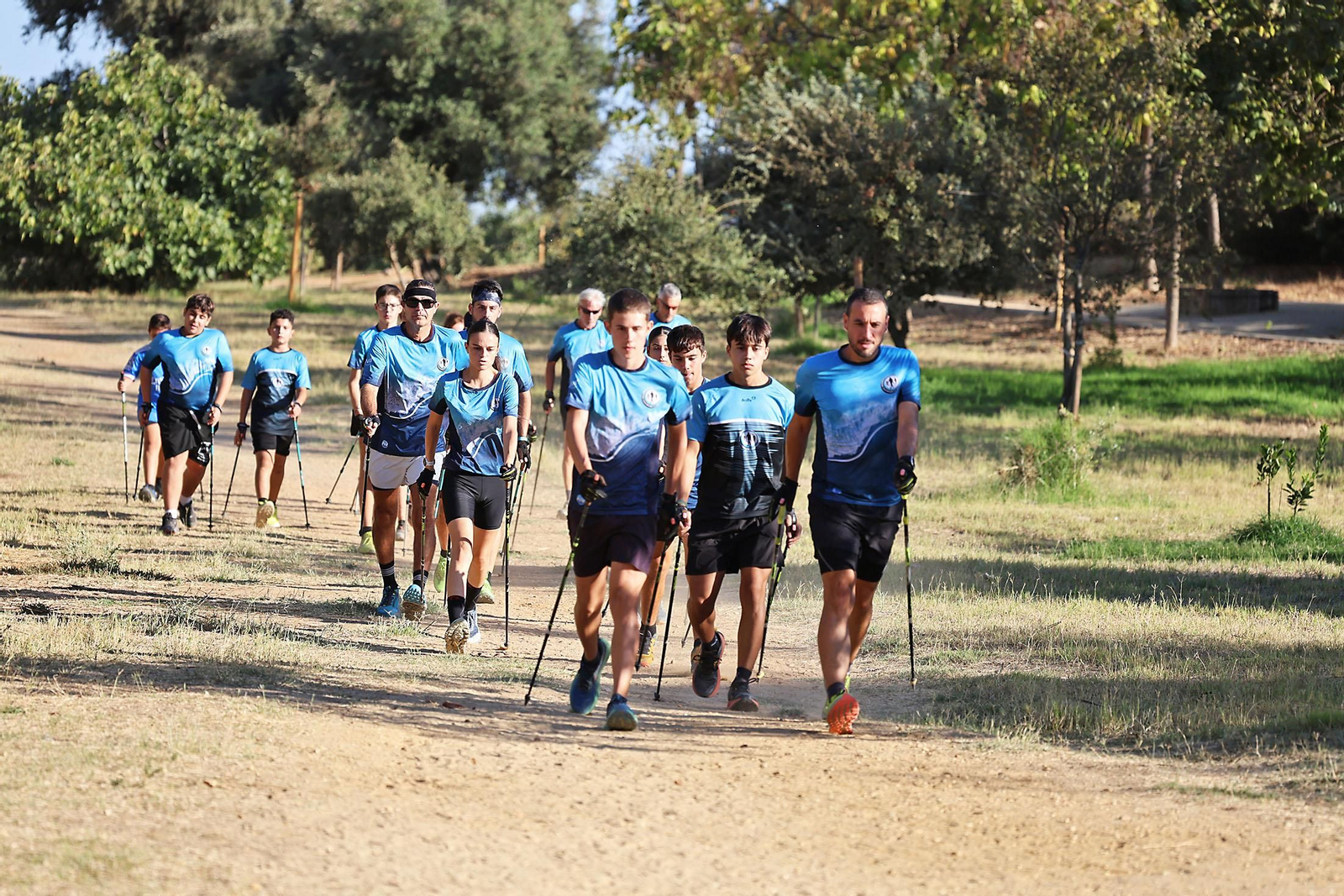Imágenes de un entrenamiento de marcha nórdica del CD Multideportes