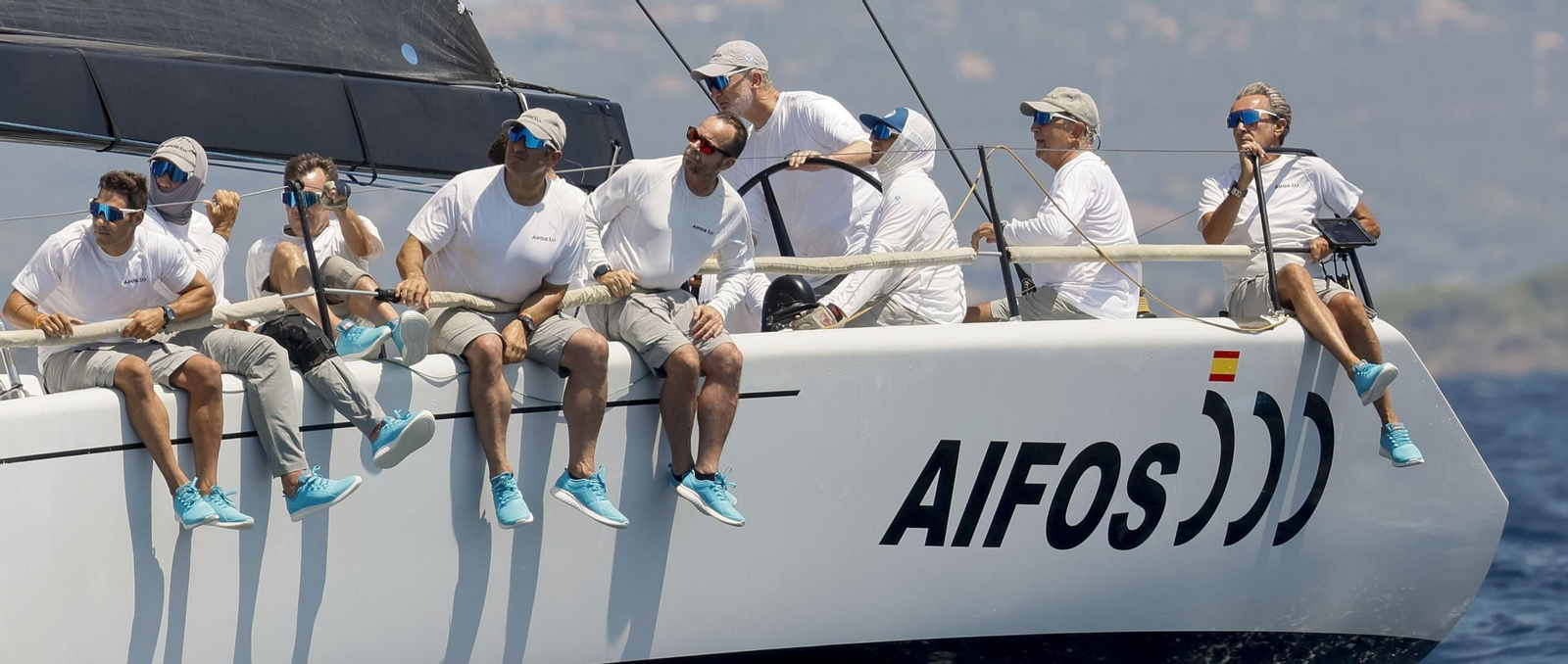 El rey Felipe VI maneja el timón en el 'Aifos' en la clase ORC 0 Abanca.