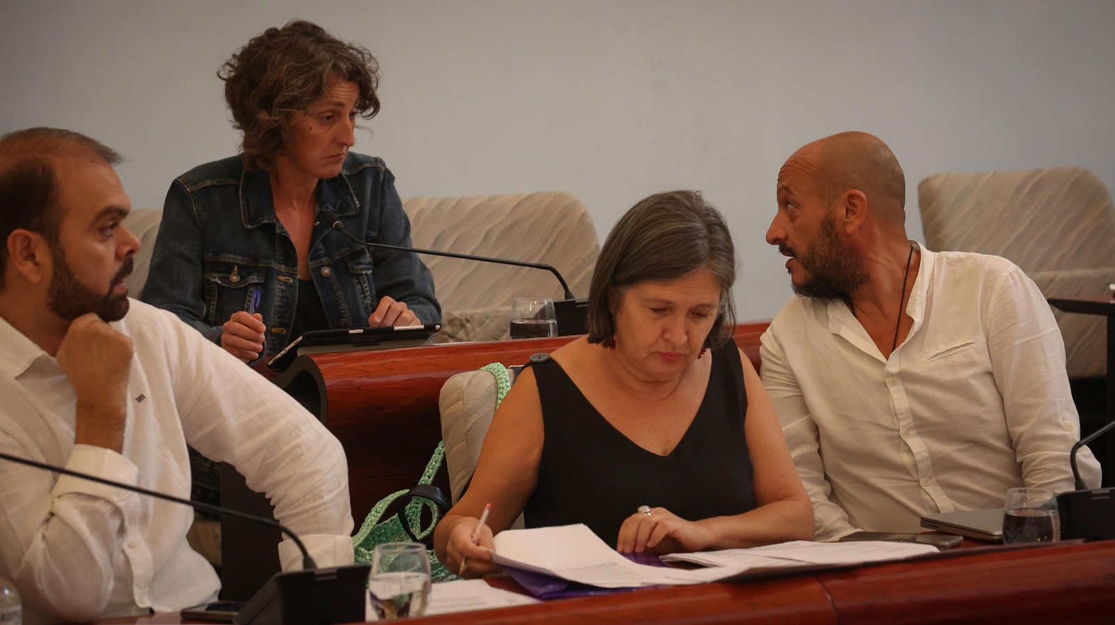 Raúl Ruiz-Berdejo conversa con Kika González en presencia de Rocío Monedero.