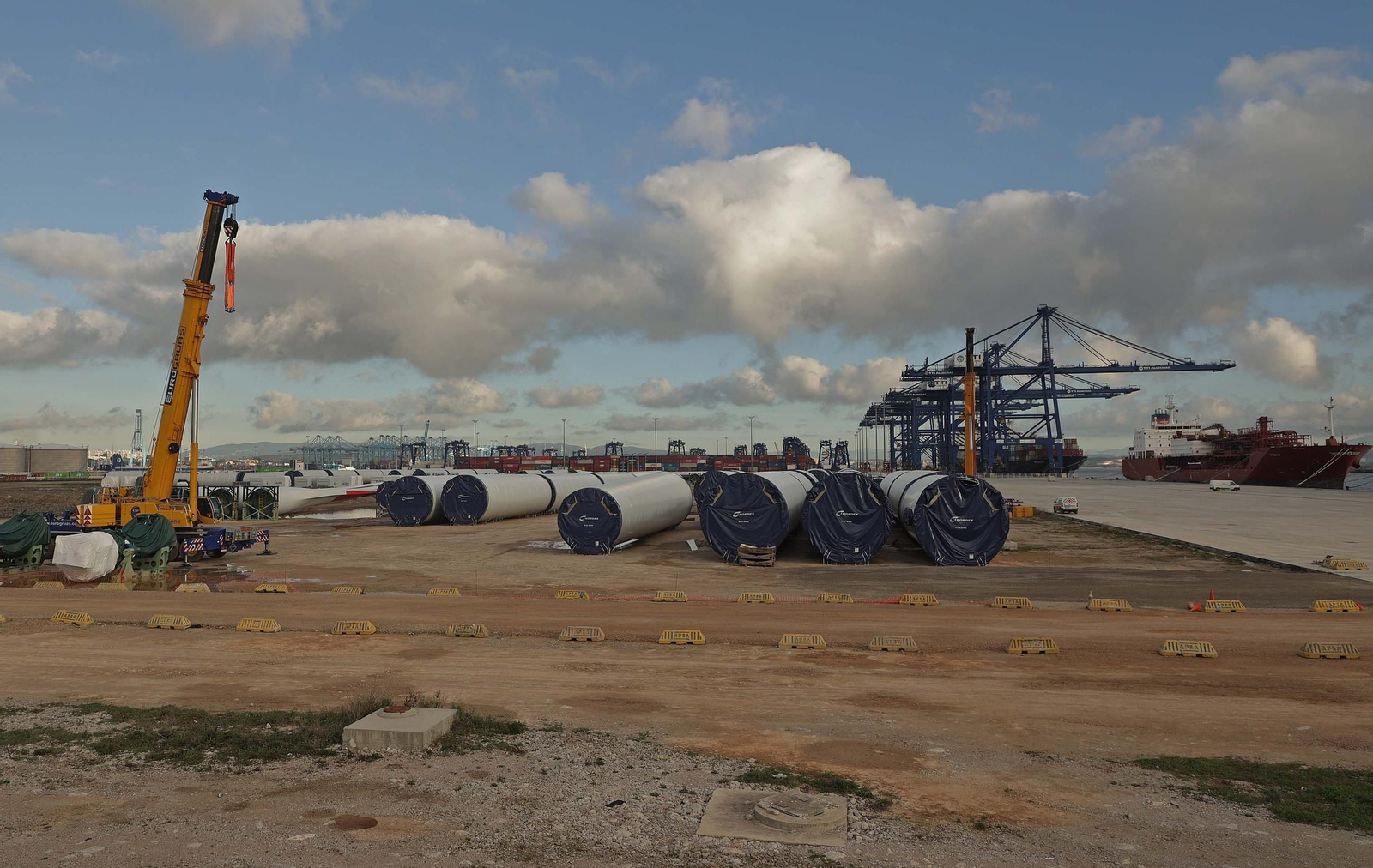 Los aerogeneradores descargados en el muelle de Isla Verde Exterior del Puerto de Algeciras, en imágenes