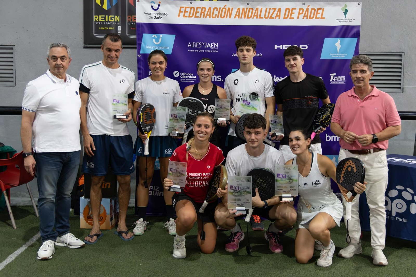 Entrega de premios a los campeones y subcampeones.