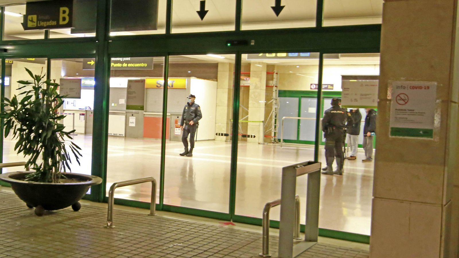 Funcionarios policiales, en el interior de la terminal de llegada del Aeropuerto.