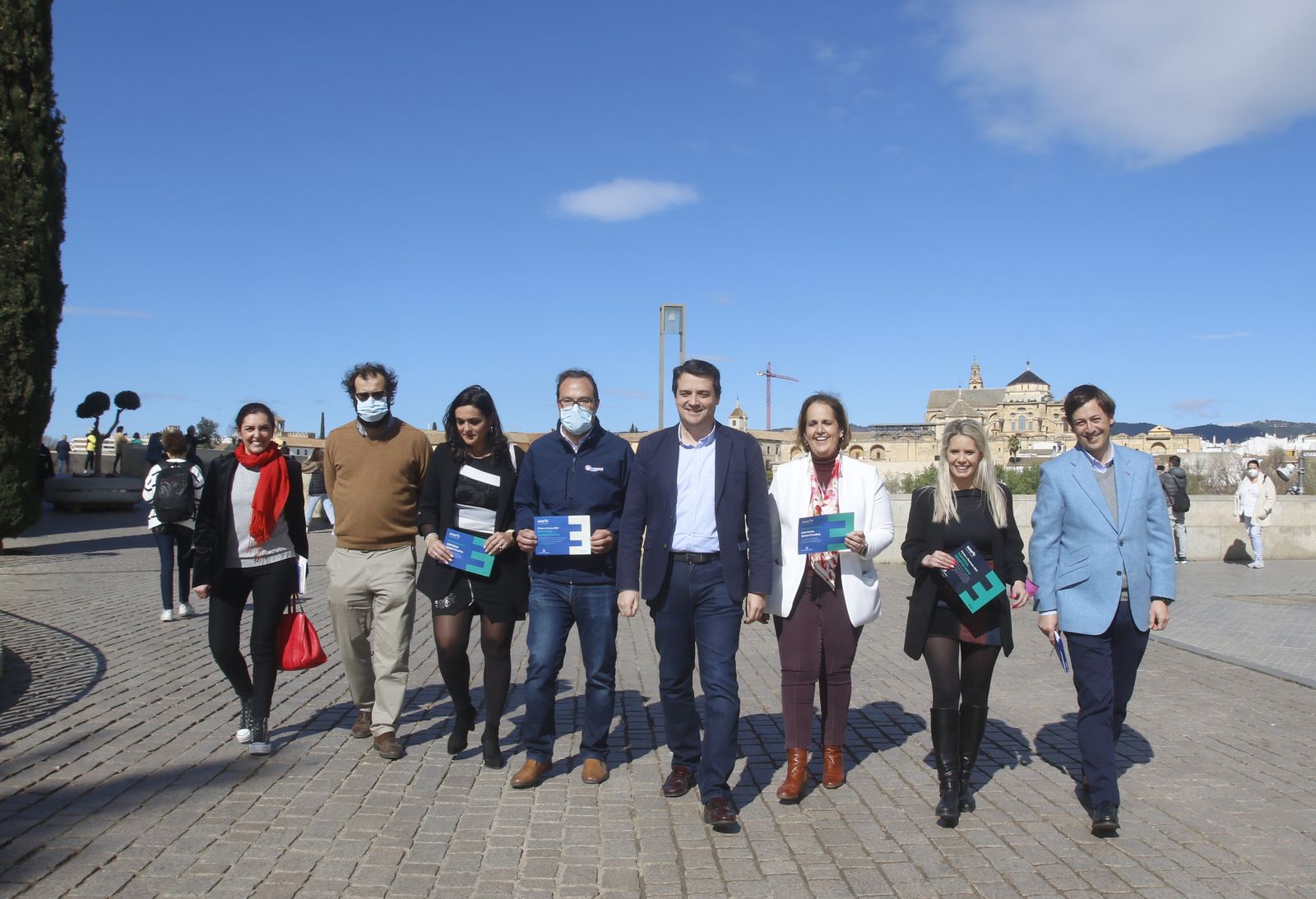 El alcalde, en el centro, con representantes de las empresas que han recibido la ayuda.
