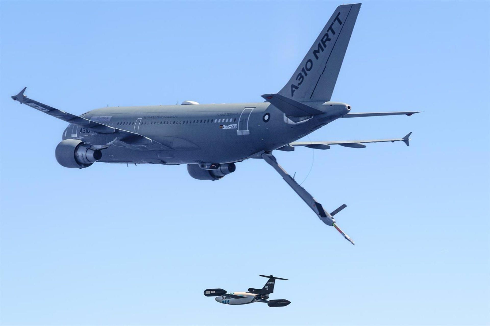Imagen de un ensayo del cisterna A310 MRTT con drones