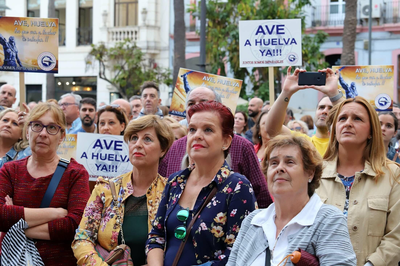 Imágenes de la concentración en defensa de la llegada del AVE a Huelva