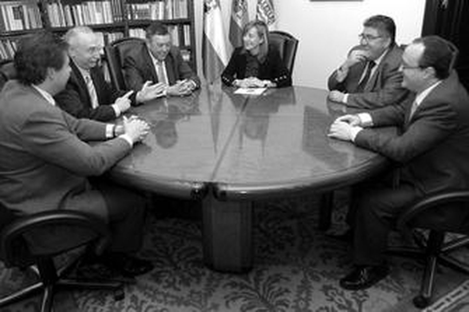 El rector, la alcaldesa y los concejales, ayer durante la reunión en el Ayuntamiento.