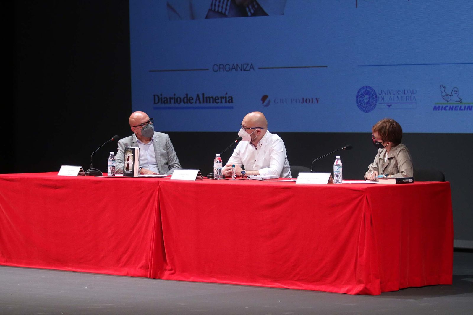 Fotogalería de Diario de los Libros, con Fernando J. Múñez y su obra 'Los diez escalones'