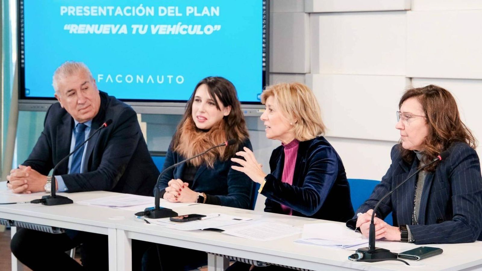 Renueva tu vehículo es un plan de iniciativa público-privada en el que la Xunta aportará 3 millones de euros y el resto corresponderá, a razón de 1.000 euros por vehículo, lo aportarán los concesionarios. En la presentación del plan, Marta Blázquez, presidenta de Faconauto, lo defendió también como "una forma de proteger el tejido empresarial que representan los 170 concesionarios, que dan empleo a 6.400 personas y cuya actividad supone el 2,8 % del PIB”