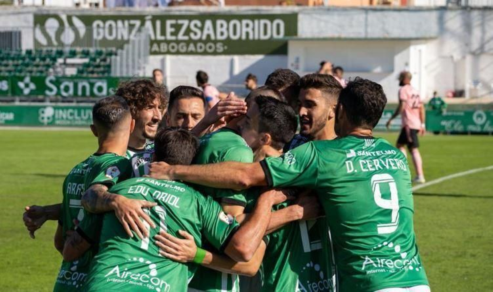 Los jugadores del Sanluqueño celebran un gol.