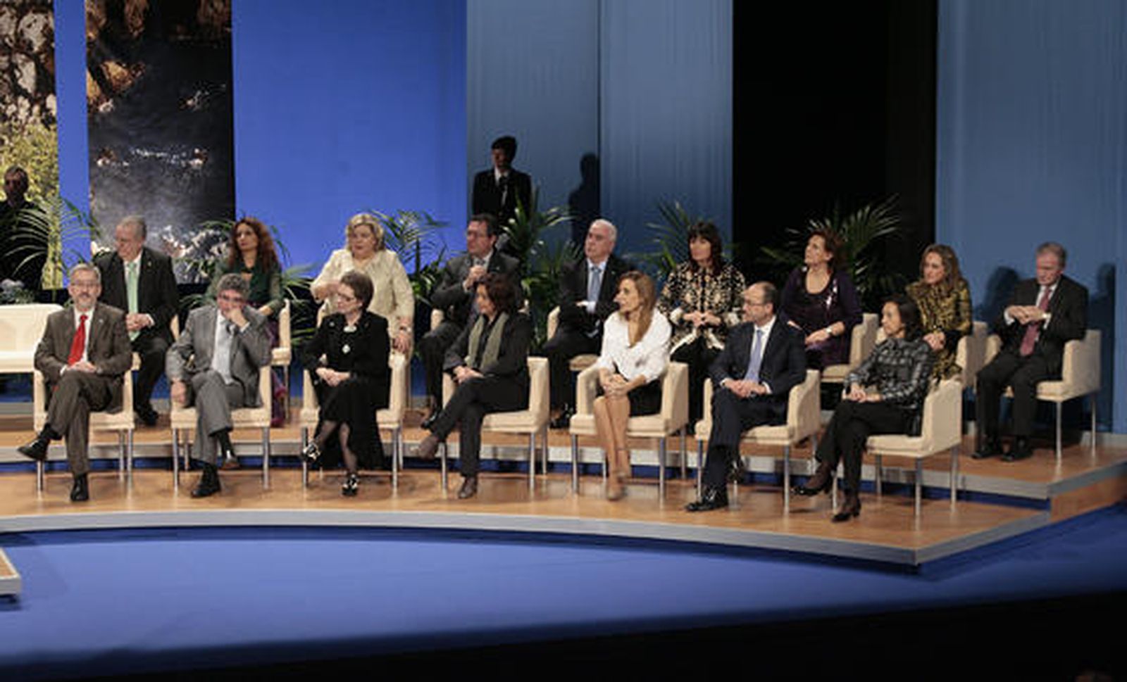 Algunas de las autoridades asistentes a la ceremonia de entrega. / Juan Carlos Muñoz · Juan Carlos Vázquez