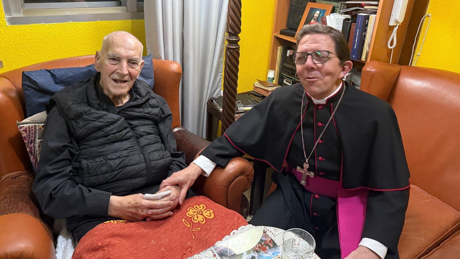 El Padre Junco, en una reciente visita del administrador apostólico de la Diócesis de Cádiz y Ceuta, Monseñor Ramón Darío Valdivia Jiménez