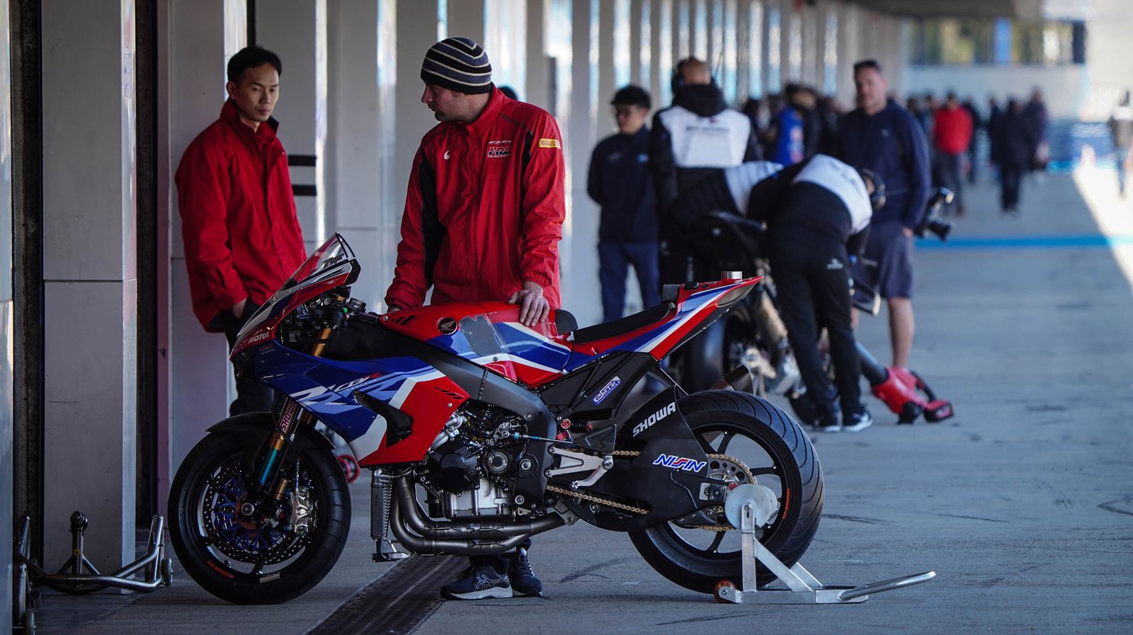 Álvaro Bautista estrena su numero 1 en las pruebas de SBK en Jerez
