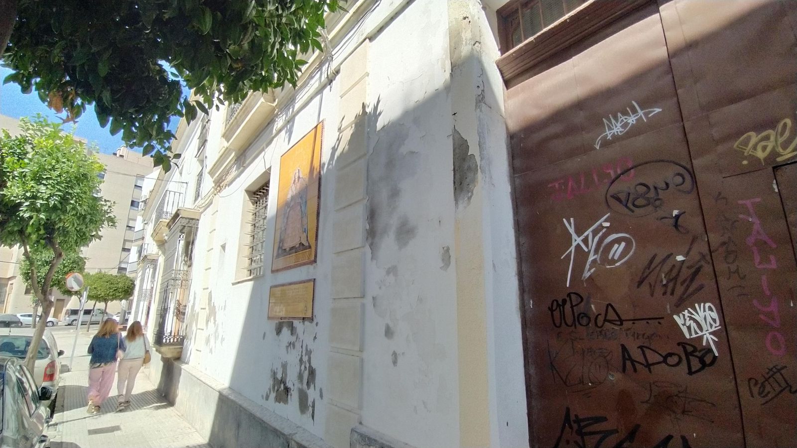 Puerta de acceso a la antigua capilla.