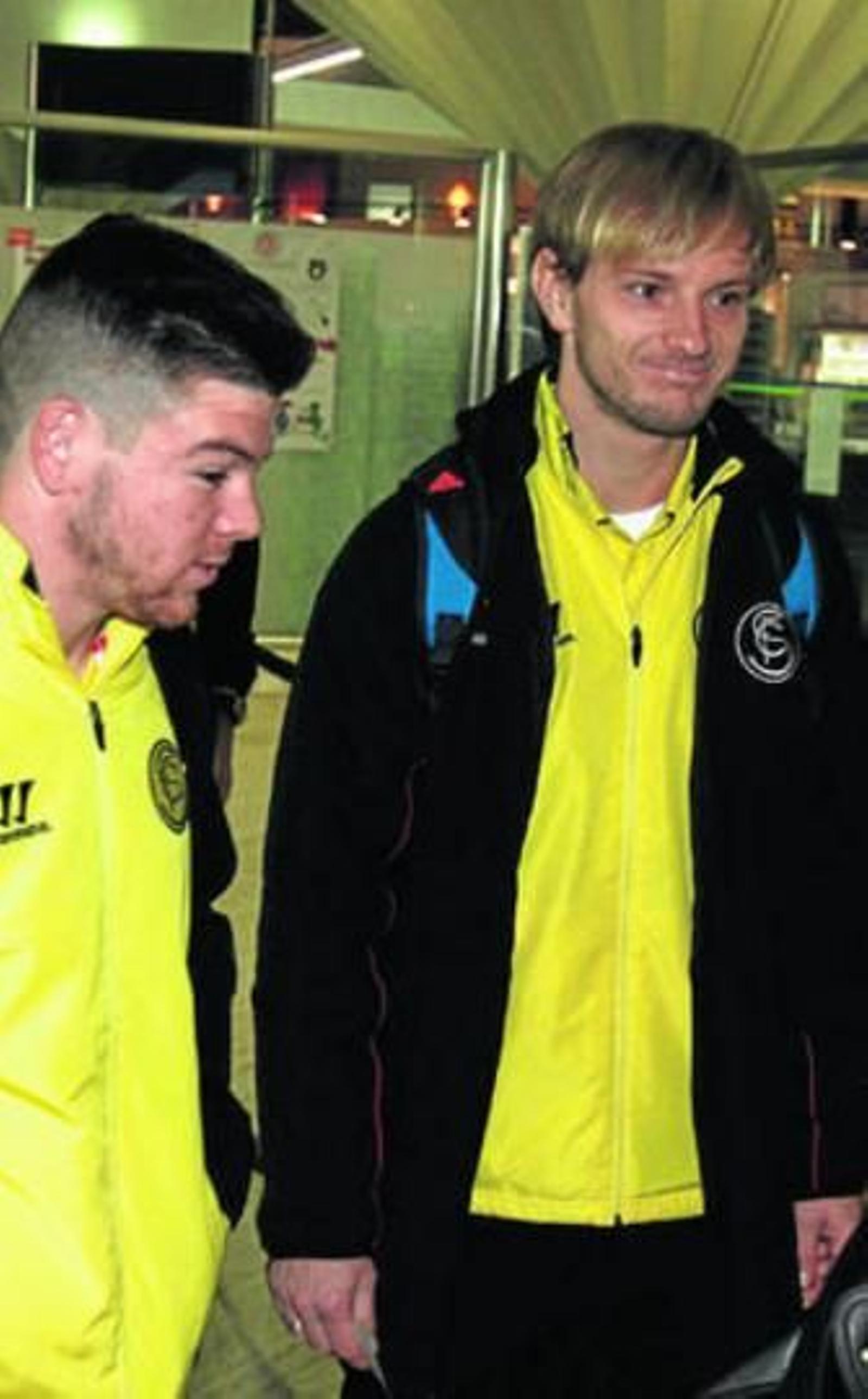 Alberto Moreno y Rakitic, sonrientes, en el aeropuerto de San Pablo antes de viajar a Friburgo.