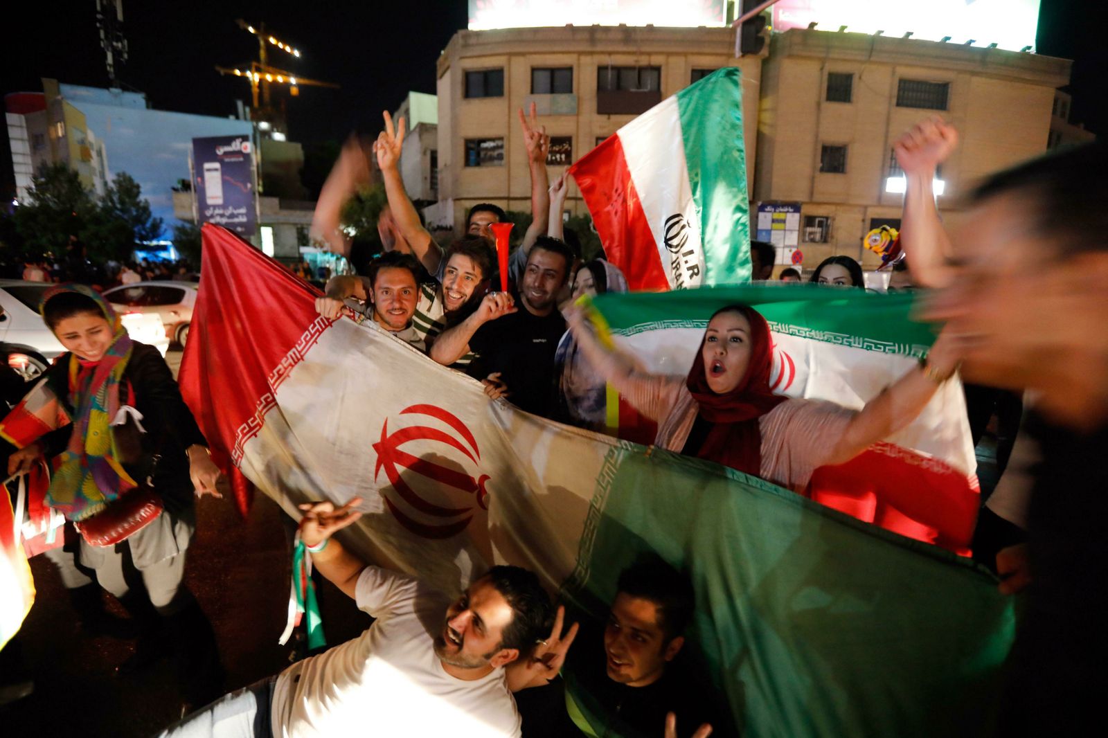 Aficionados celebran la clasificación de Irán a la pasada Copa del Mundo de Rusia 2018.