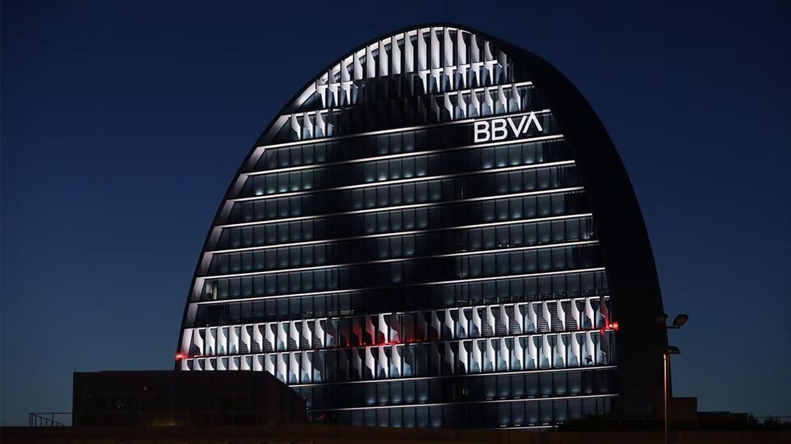 El edificio La Vela, sede corporativa de BBVA, iluminado con un lazo negro en señal de duelo por los efectos de la DANA en España. El edificio La Vela, sede corporativa de BBVA, iluminado con un lazo negro en señal de duelo por los efectos de la DANA en España.