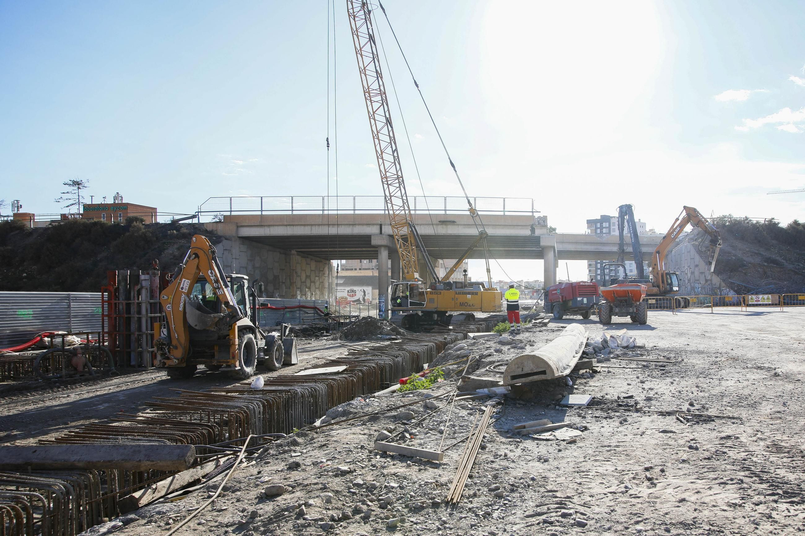 Las mejores imágenes del derribo en el puente de la autovía del aeropuerto y el túnel de La Goleta