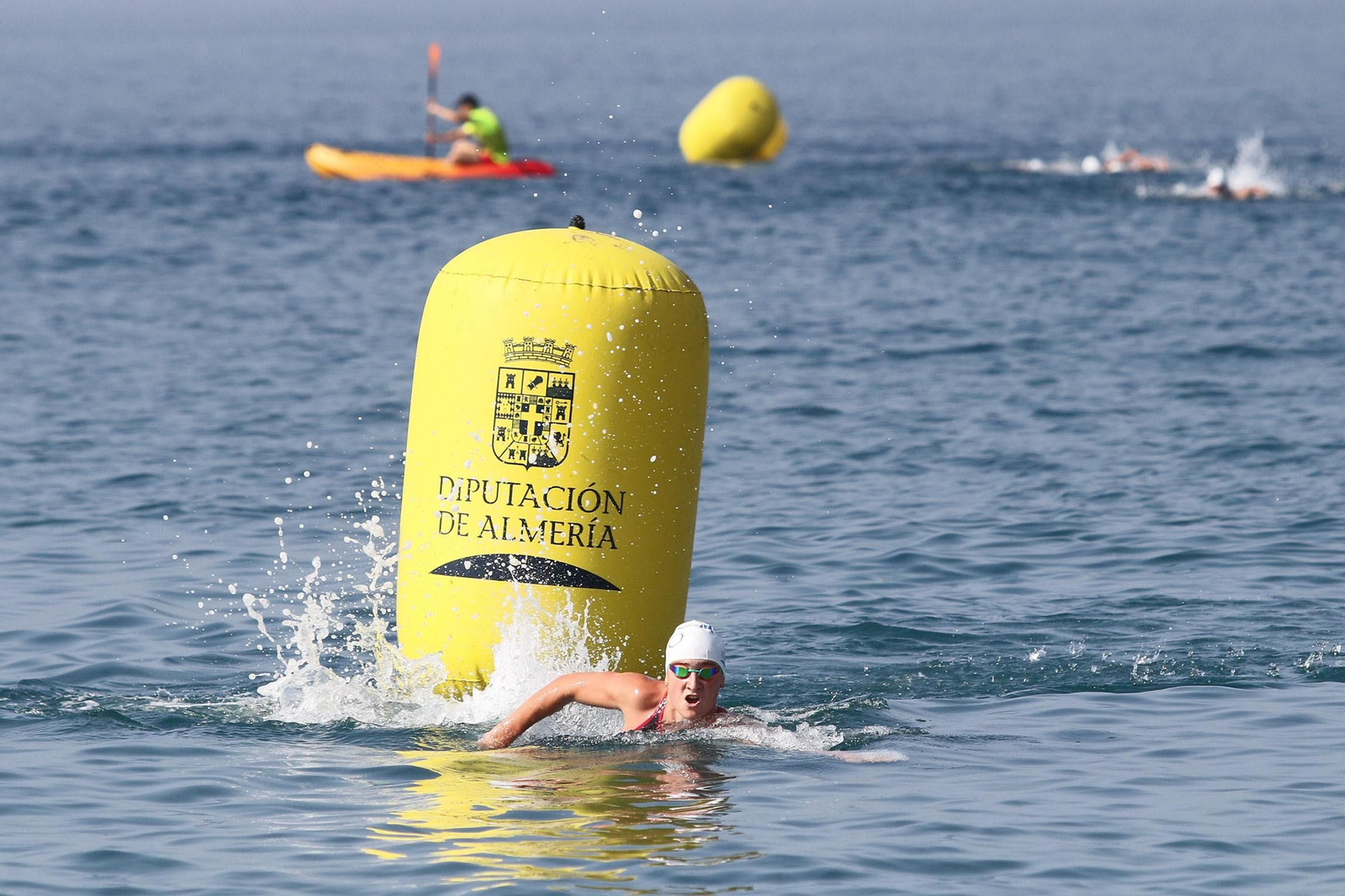 Las imágenes de la Travesía a Nado 'Ciudad de Almería - Carlos Tejada'