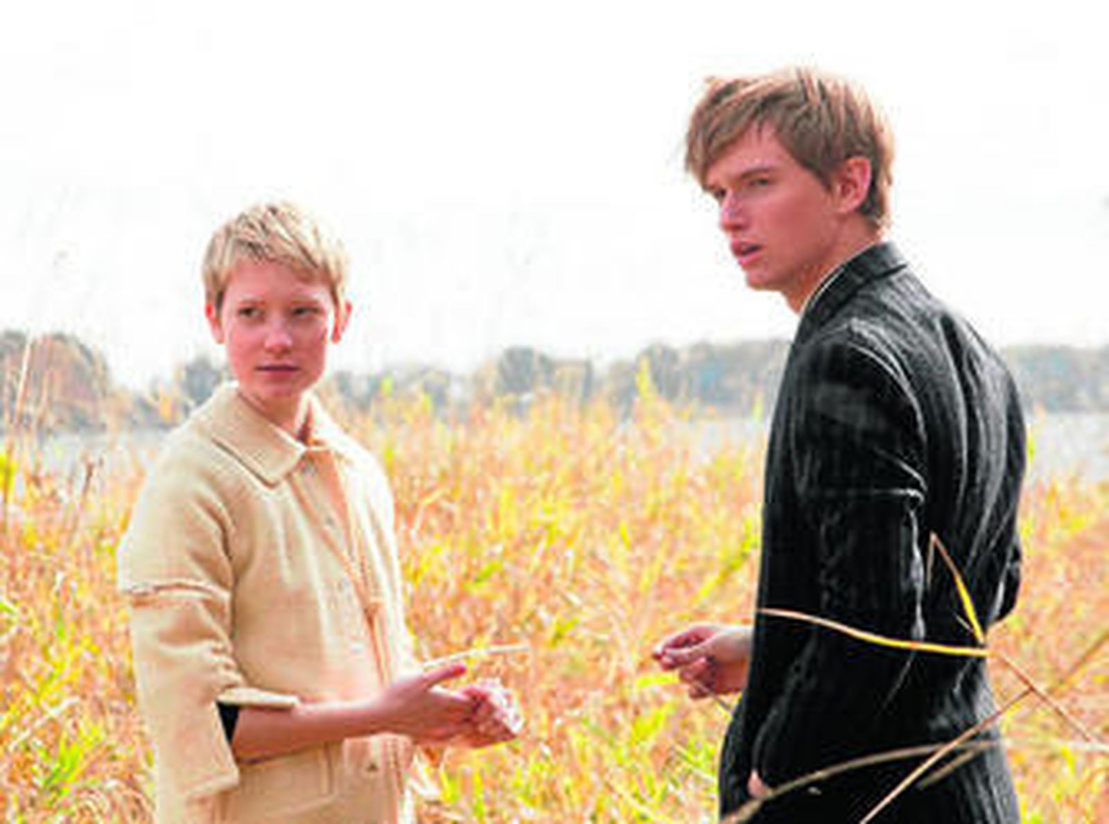 Mia Wasikowska y Henry Hooper, en esta historia de amor y muerte con la que Van Sant se apunta un nuevo tanto.