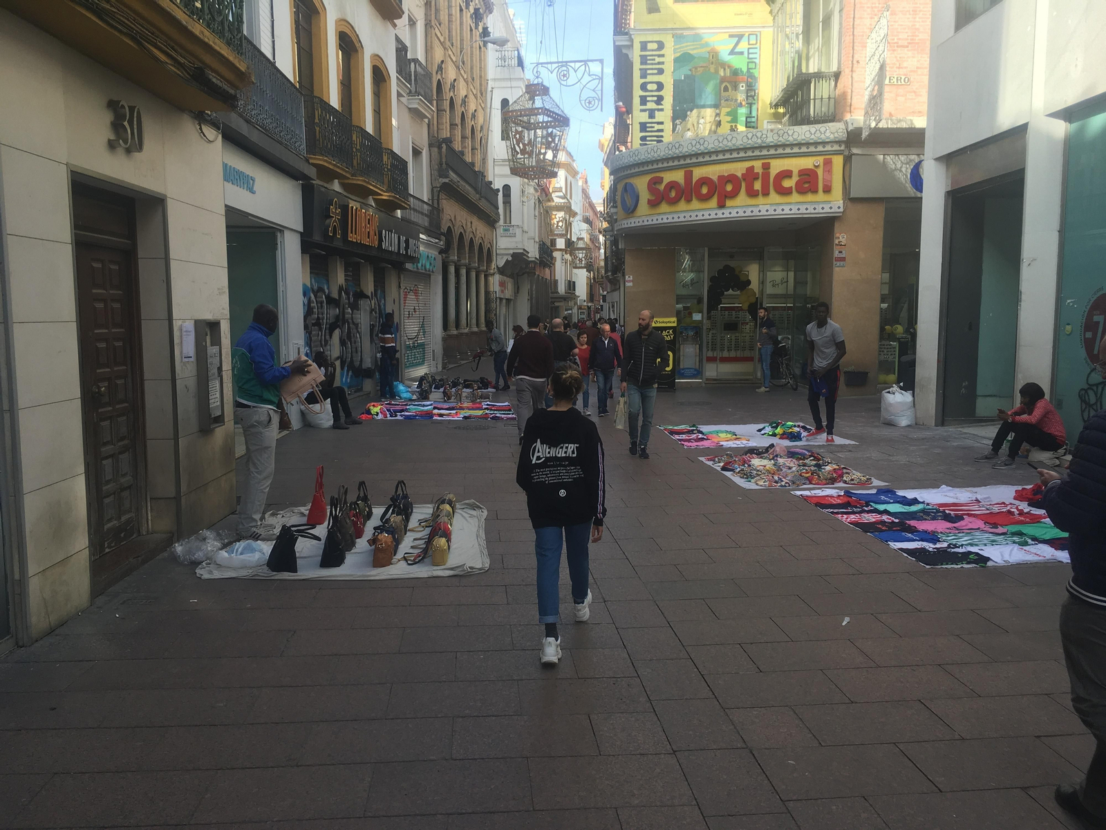 Manteros en la calle Sierpes
