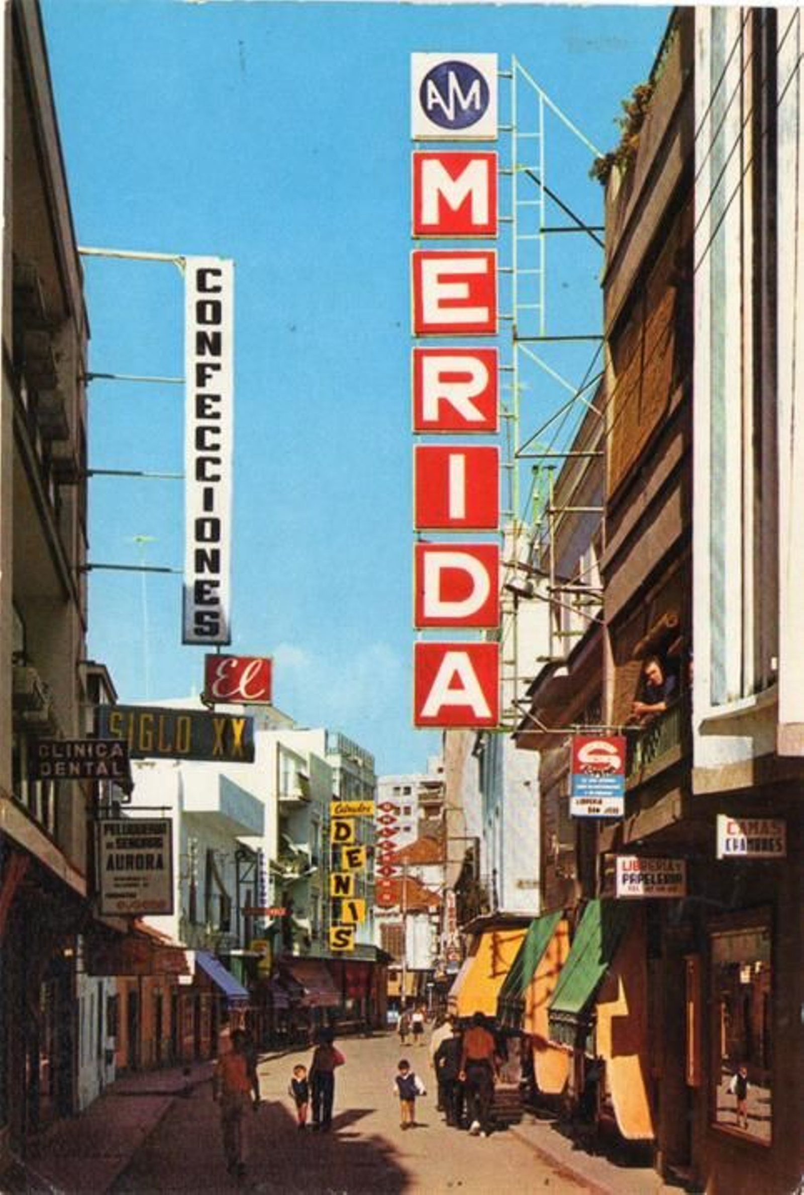 La calle Tarifa, en tiempos de su apogeo comercial. El contraste con su estado actual es desolador e induce a la reflexión. ¿Qué es lo que hemos hecho mal?