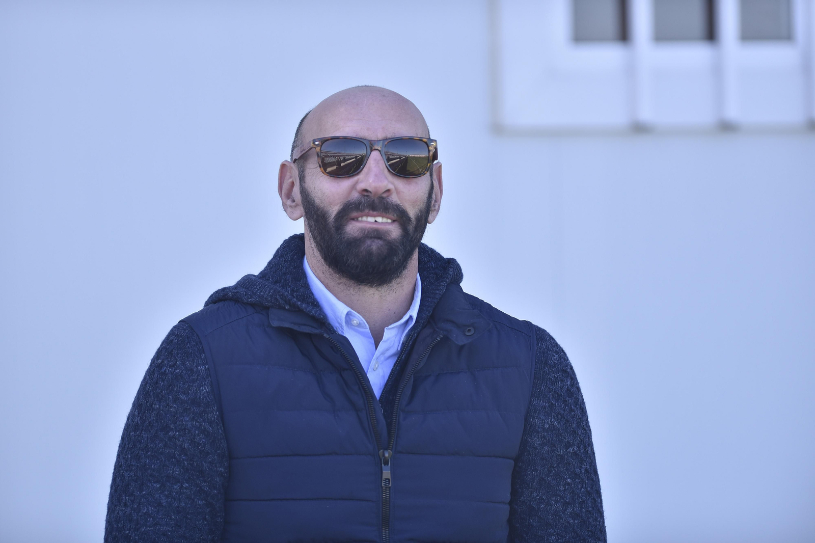 Monchi, sonriente, observa la sesión de entrenamiento de ayer.