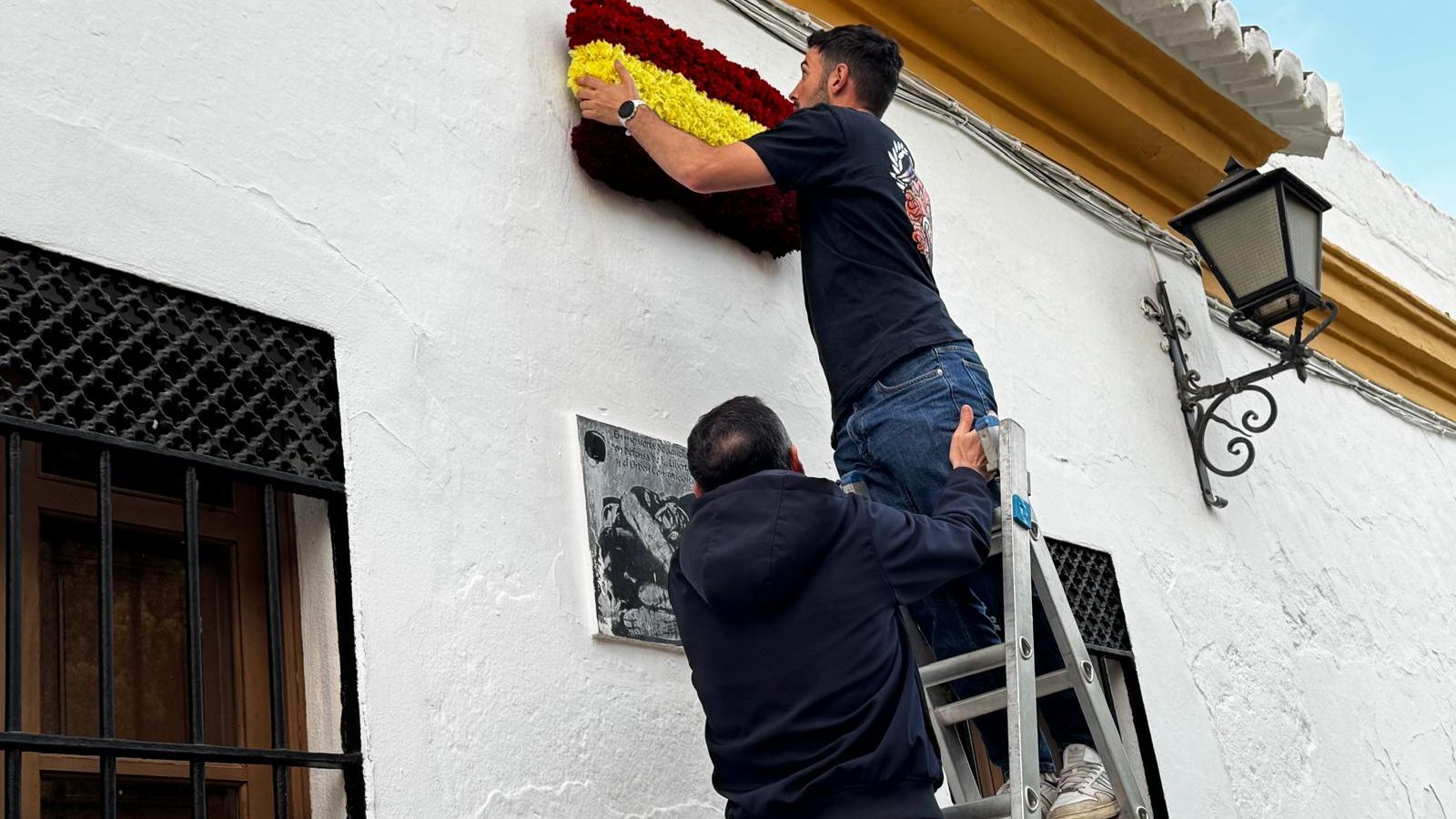 Han realizado una ofrenda floral ante la placa allí colocada