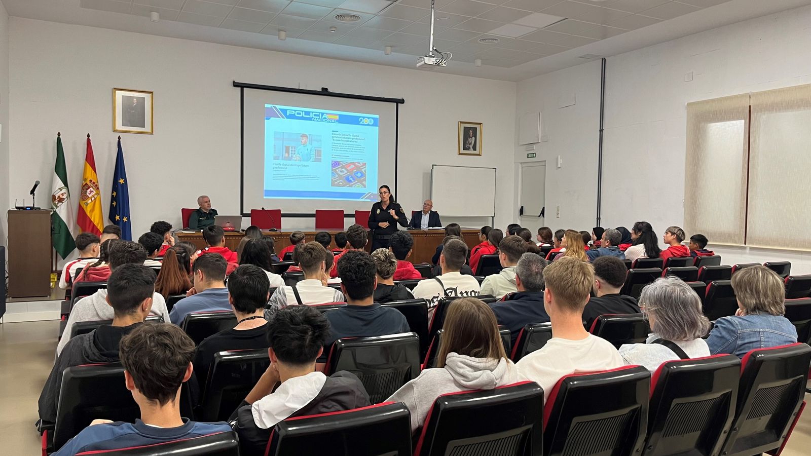 Charla de la Policía Nacional en Granada enmarcada en el Plan Director