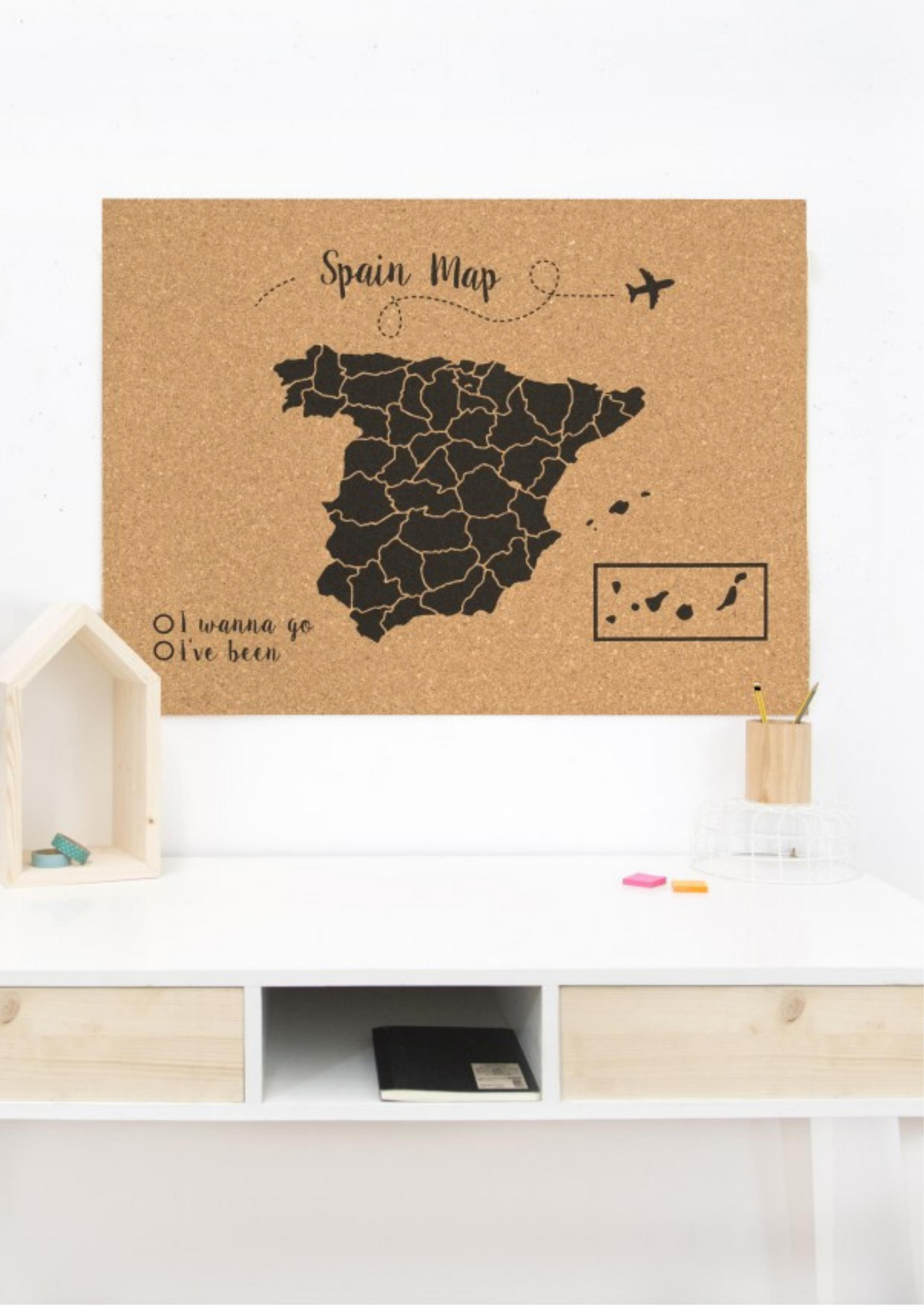 Corcho con el mapa de España en color negro de la firma Decowood (19,99 euros).