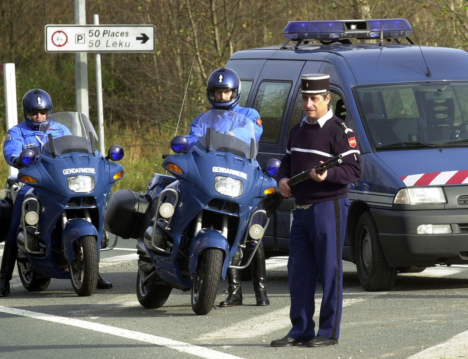 Varios gendarmes montan un control policial.