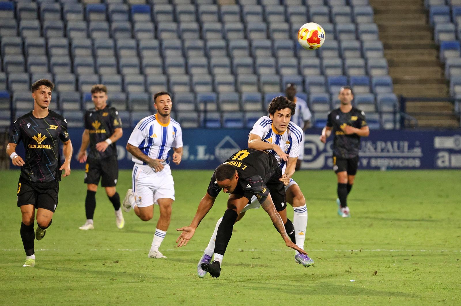 Pineau pugna un balón con un jugador del Zamora en el Trofeo Colombino.