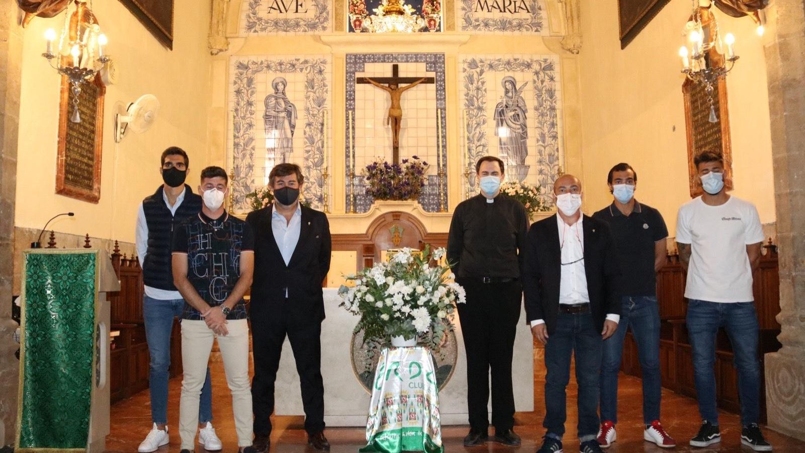 Los representantes del club, en el Santuario de Nuestra Señora de la Fuensanta.