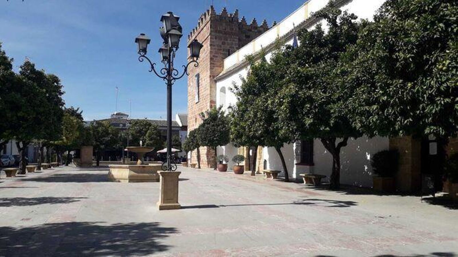 Imagen de la plaza del Ayuntamiento en el centro de Villa del Río