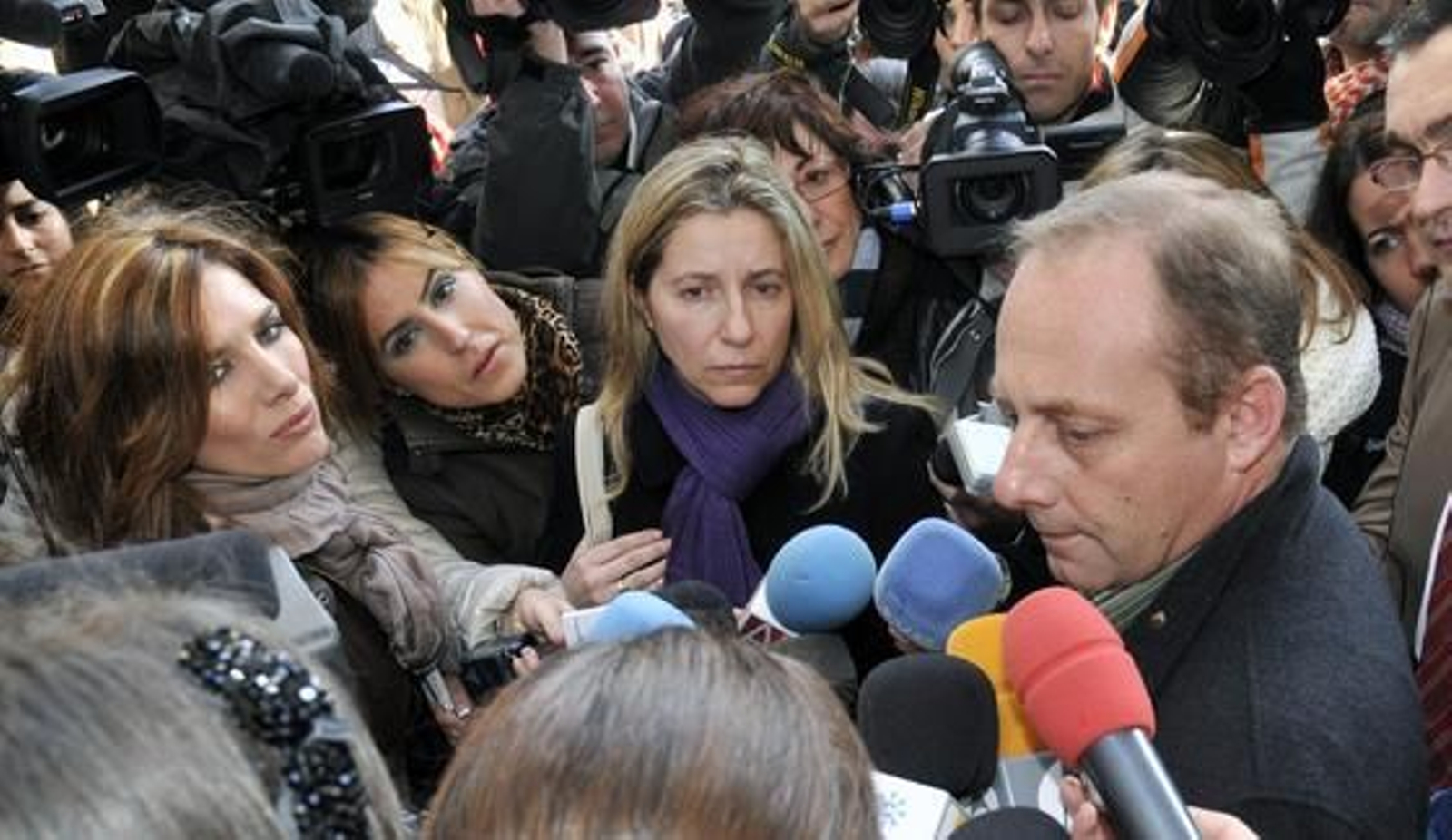 Los padres de Marta del Castillo se pronuncian ante los medios de comunicación a la salida de los juzgados.

Foto: Juan Carlos Vázquez