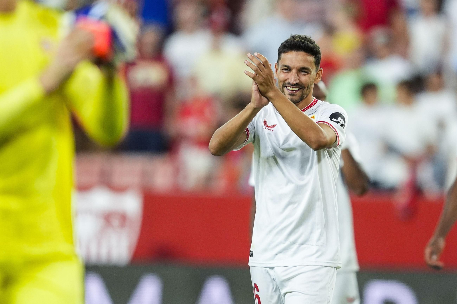 Jesús Navas agradece el apoyo a la afición sevillista en el estadio Ramón Sánchez-Pizjuán tras marcarle al Getafe.