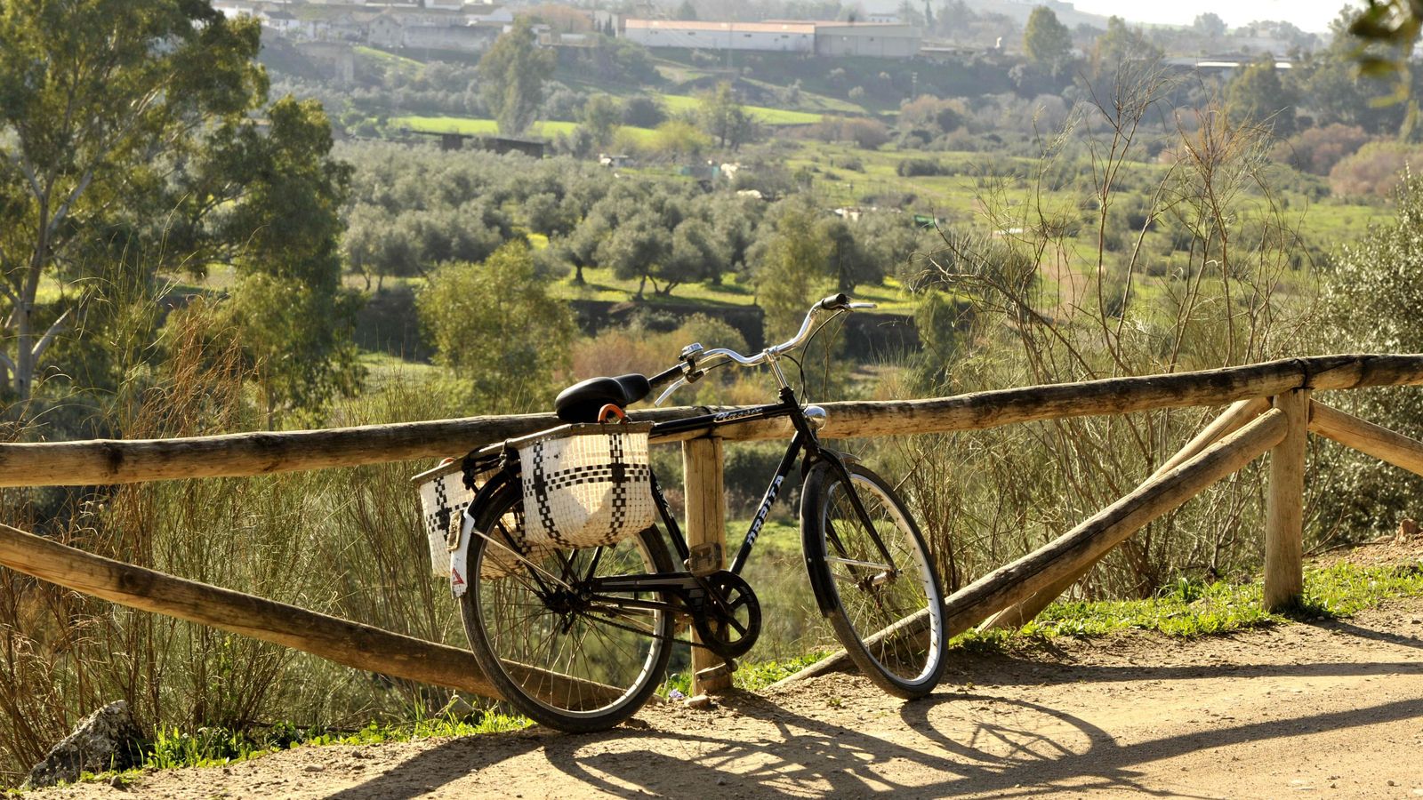 Se puede hacer senderismo y montar en bicicleta