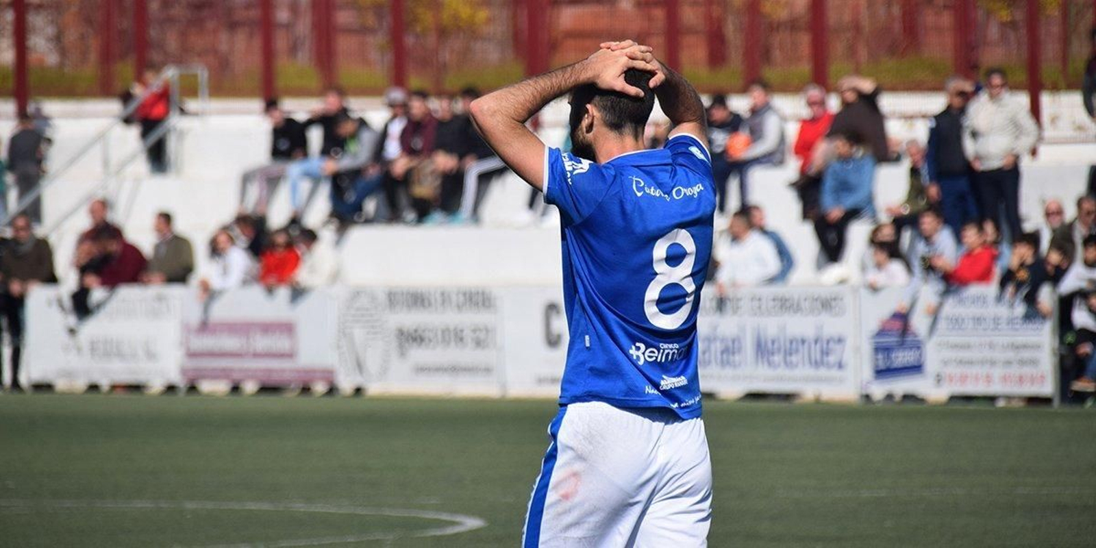 Álex Colorado se lamenta en una de las ocasiones sin premio en Las Cabezas.