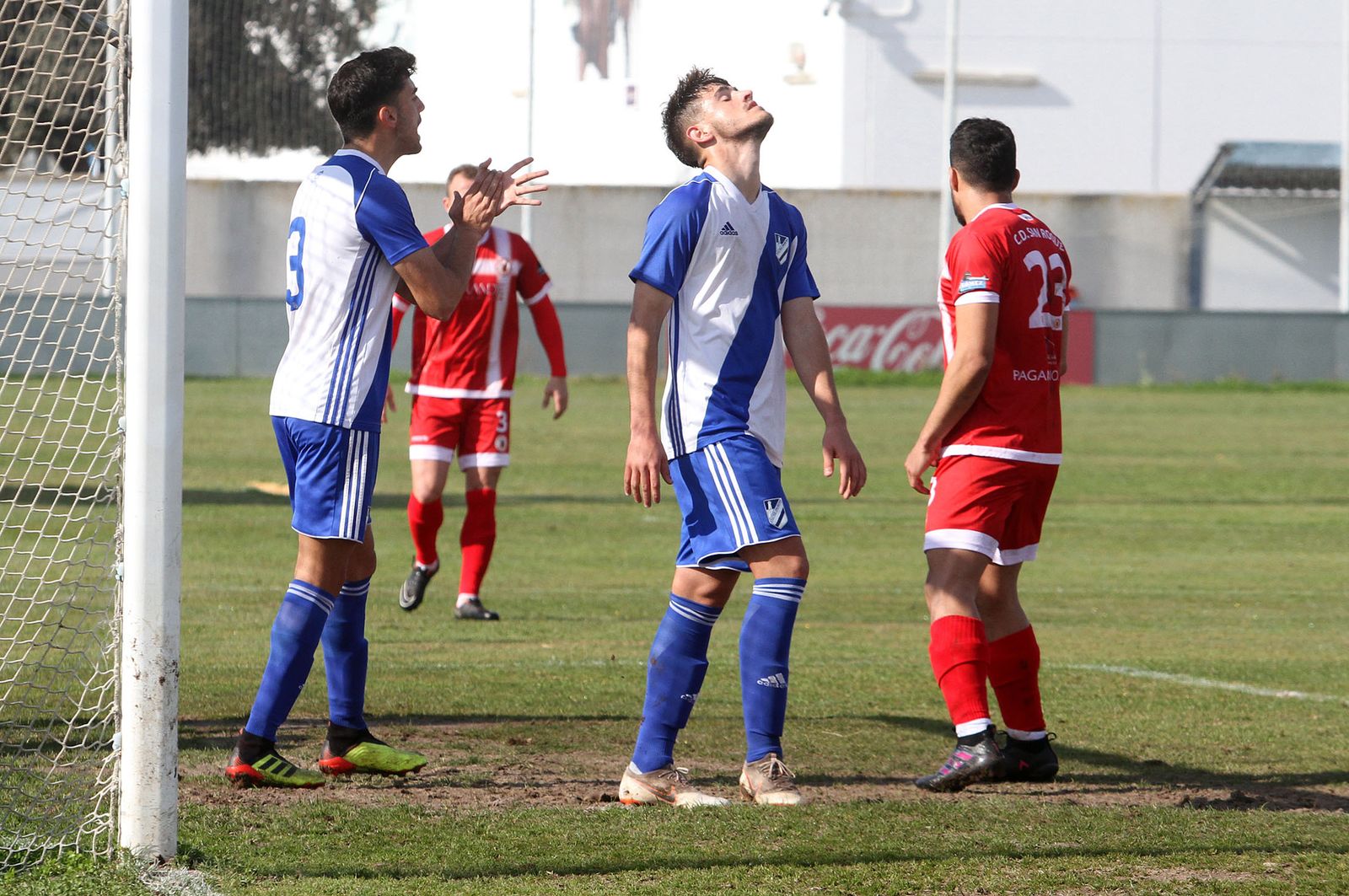 Arias se lamenta de una ocasión fallada en un partido anterior.