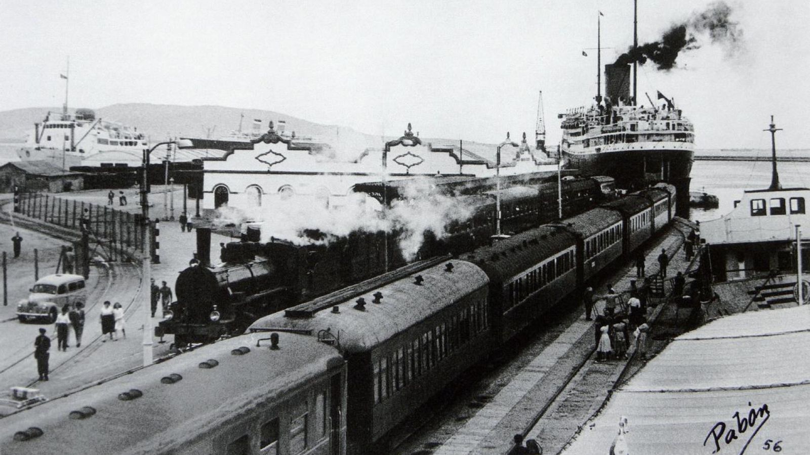 El 'Alcántara', de la Royal Mail Lines, atracado en el muelle de la Galera. Al fondo, el 'Independence' (7 de agosto de 1956).