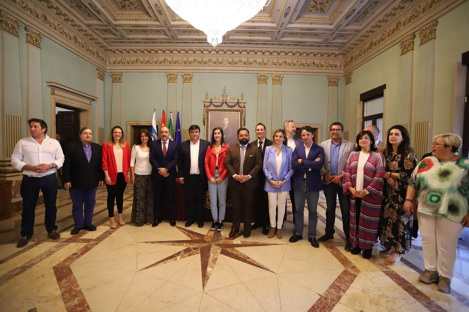 Foto de familia tras la firma del convenio entre el Ayuntamiento y la Fesba.