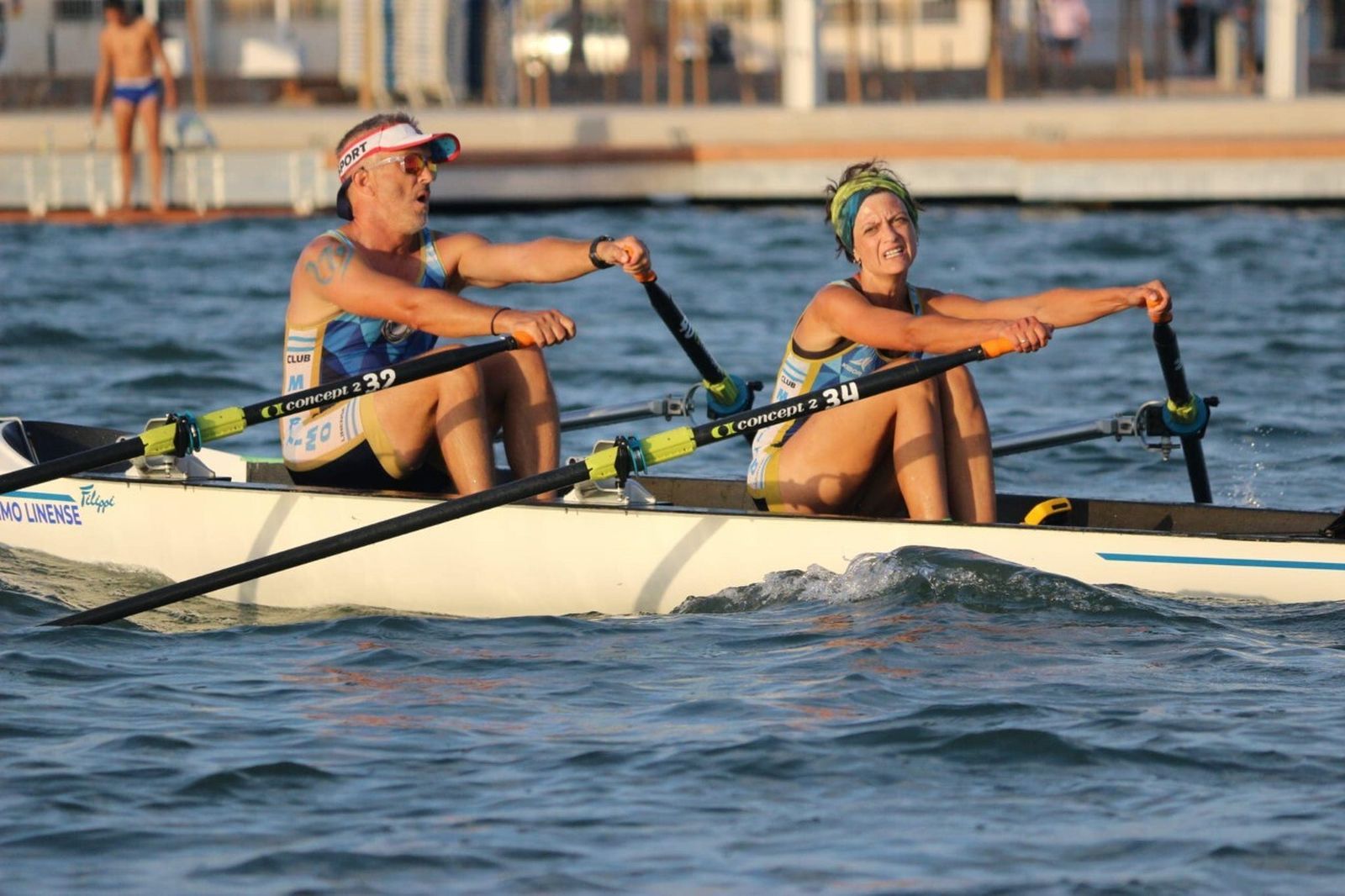 El doble scull mixto del Marítimo Linense, con Pedro Maestre y  Lorena Mérida