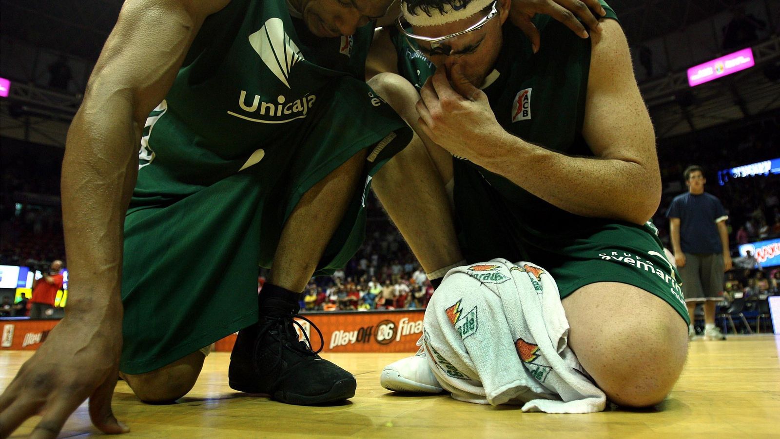Marcus Brown y Daniel Santiago rezan tras ganar la ACB en Vitoria.