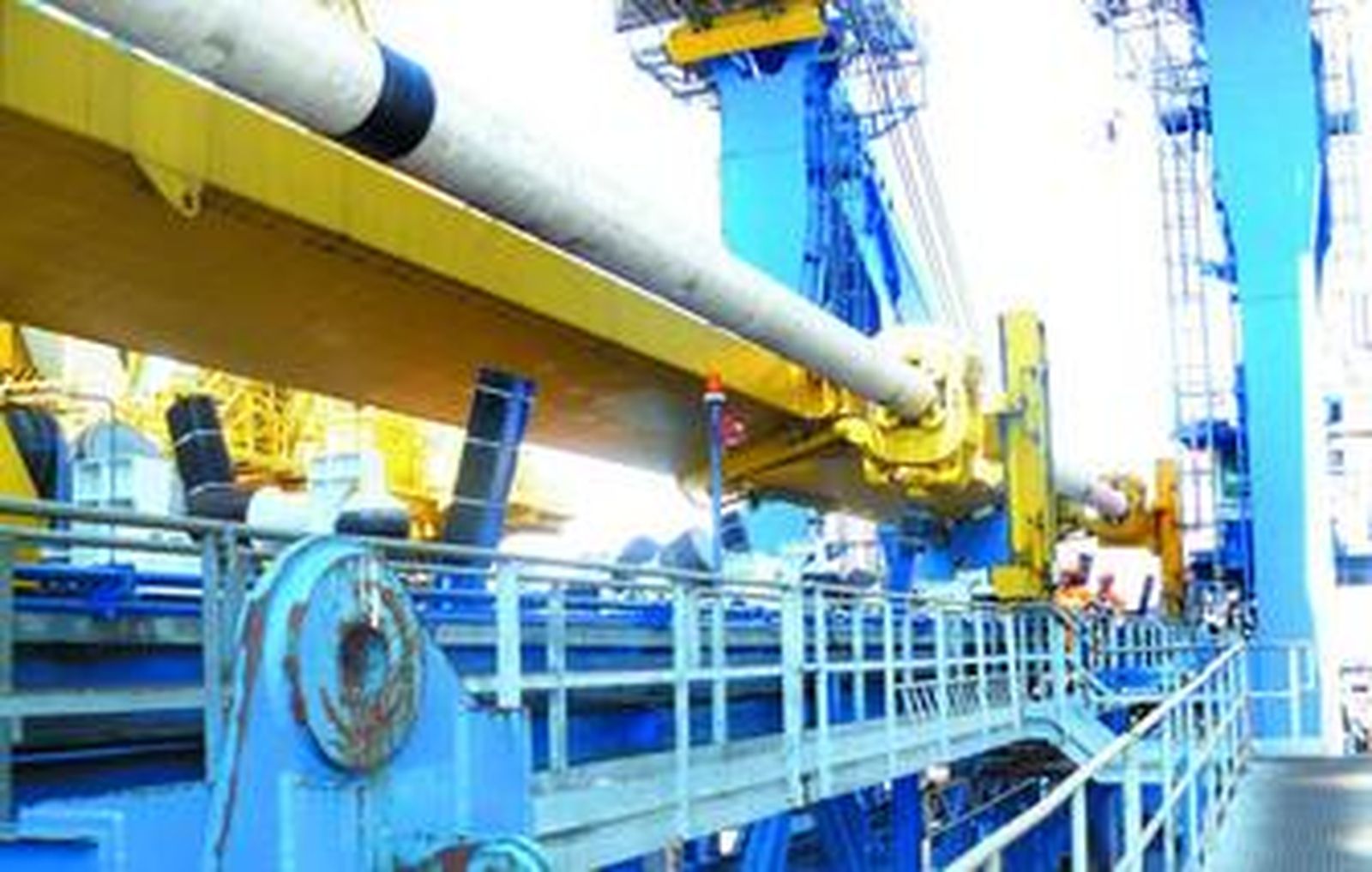 Estructura que ha fallado, que levanta el tubo hasta la torre de soldadura.