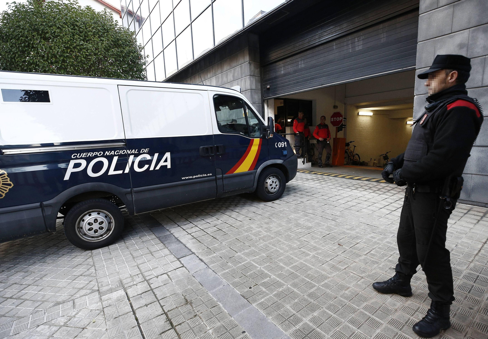 El furgón policial que ha trasladado al Palacio de Justicia de Pamplona a los acusados