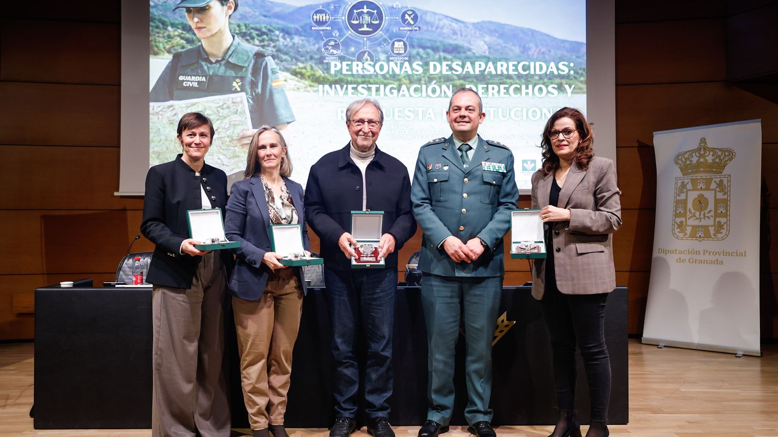 Foto de familia de las periodistas participantes junto a Paco Lobatón y el coronel Arteaga.