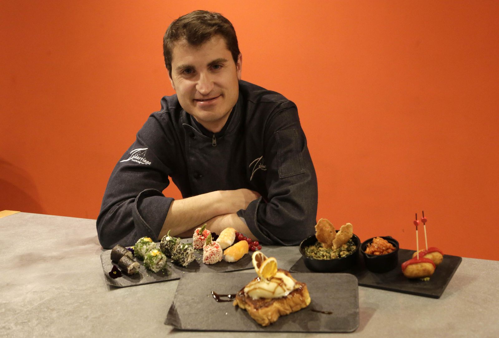 José Manuel Marín, con algunas de sus creaciones para la terraza del hotel Doña María, frente a la puerta de Palos.