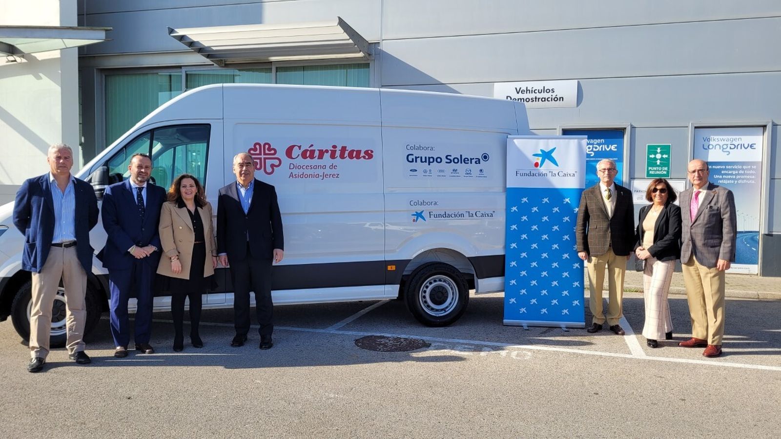 Un momento de la entrega de la furgoneta.